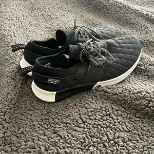 New Balance Women’s Black Quilted Sneakers Size 8.5